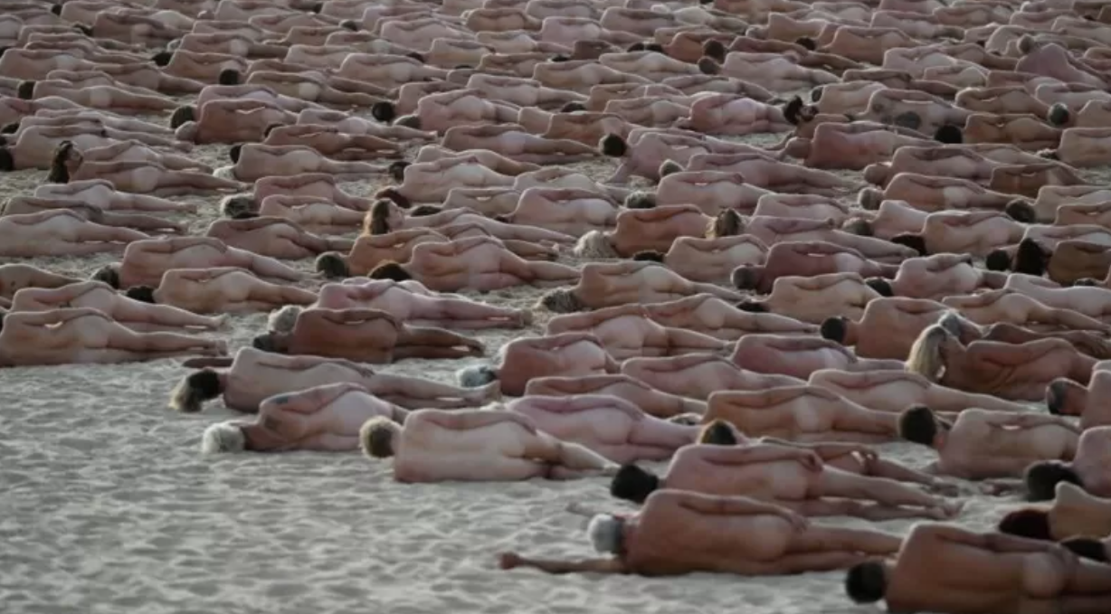 Уникальный перформанс на пляже Бонди-бич